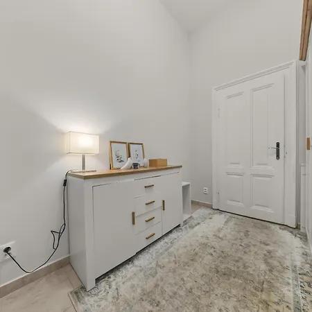 Old Town - Sonja Near Presidential Palace * براتسيلافا